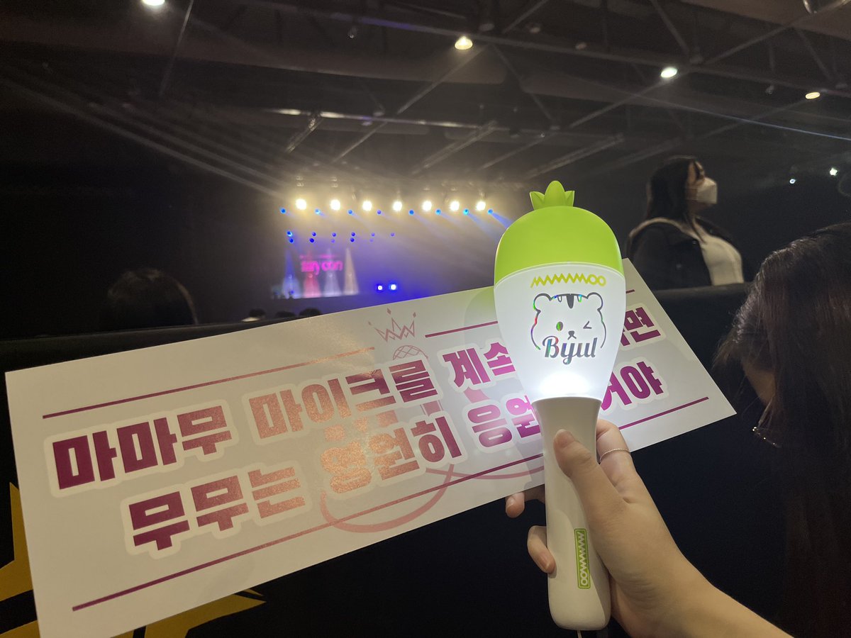 ch_errieee's tweet photo. MAMAMOO MIC ON IN HK ❤️💙🤍💛 마마무 놓지 않늘게💚💚💚 https://t.co/EAsSiTuOoZ