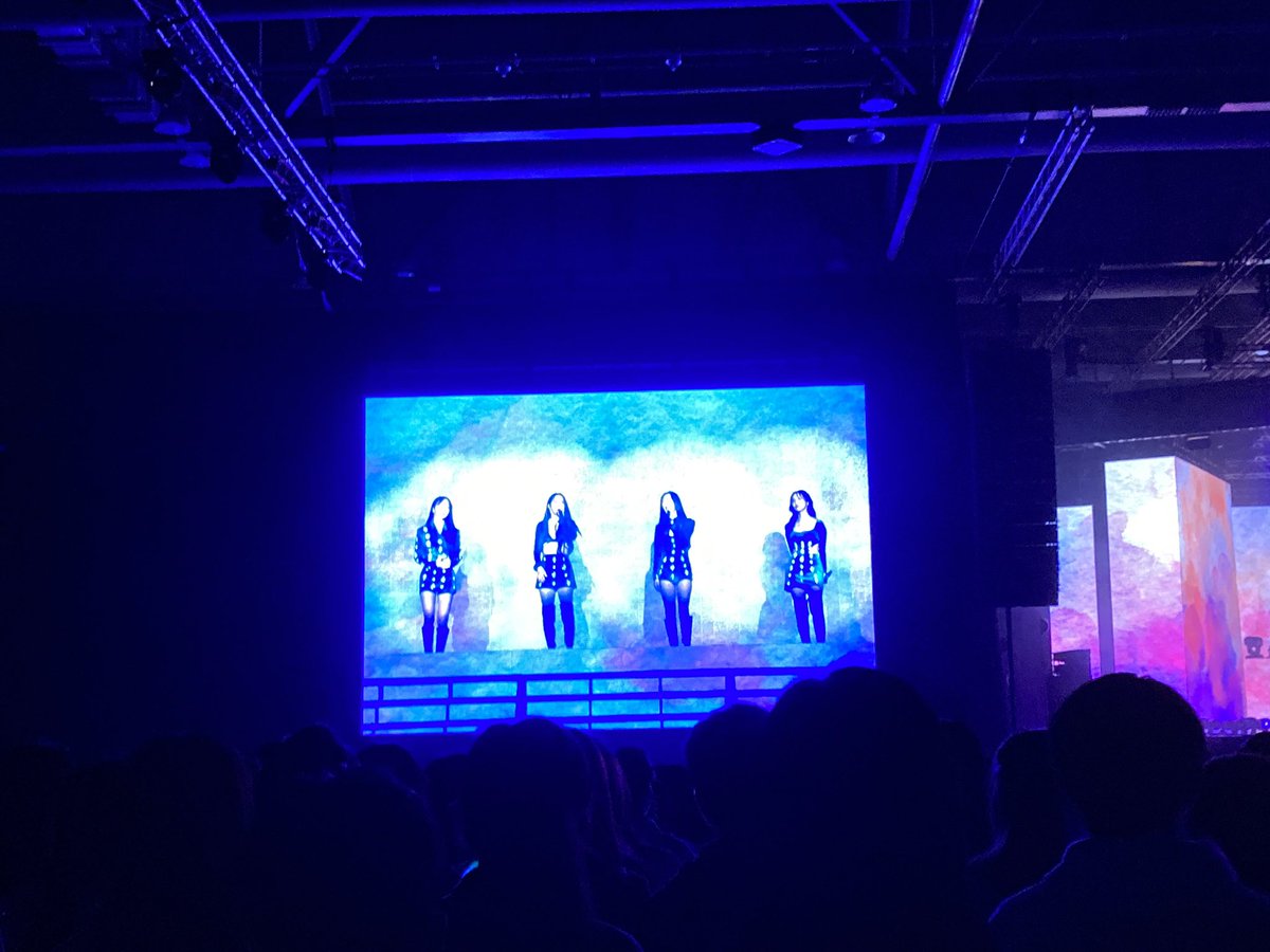 ch_errieee's tweet photo. MAMAMOO MIC ON IN HK ❤️💙🤍💛 마마무 놓지 않늘게💚💚💚 https://t.co/EAsSiTuOoZ