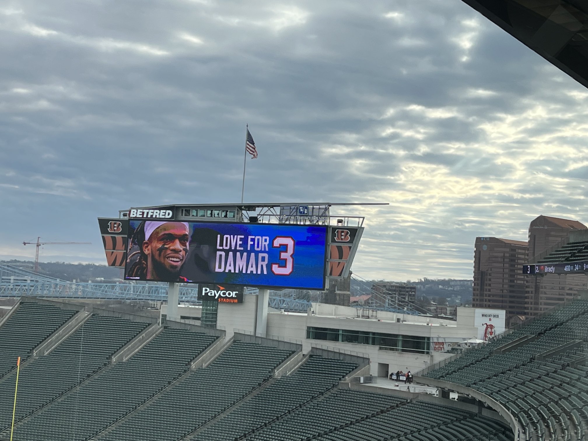 Jeff Zrebiec on Twitter "Bengals honoring Damar Hamlin on scoreboard. https//t.co/I7yVzNie2v