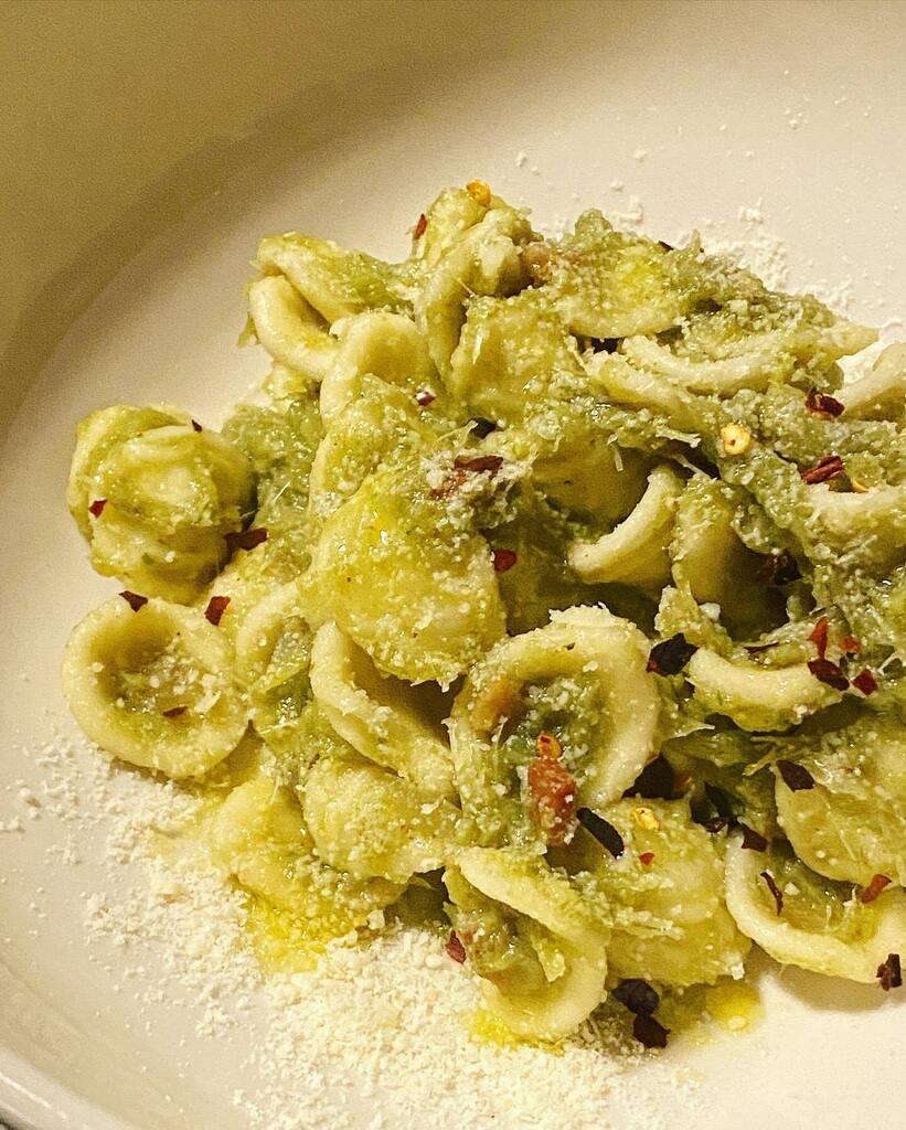 🇬🇧A perfect Sunday leftover-gourmet pasta.
A quick onion and guanciale soffritto, a handful of previously chopped and frozen artichoke stems (boiled and blended), tossed over the bestest hand made orecchiette… kind of the perfect dish to celebrate the end of the Holidays! To…