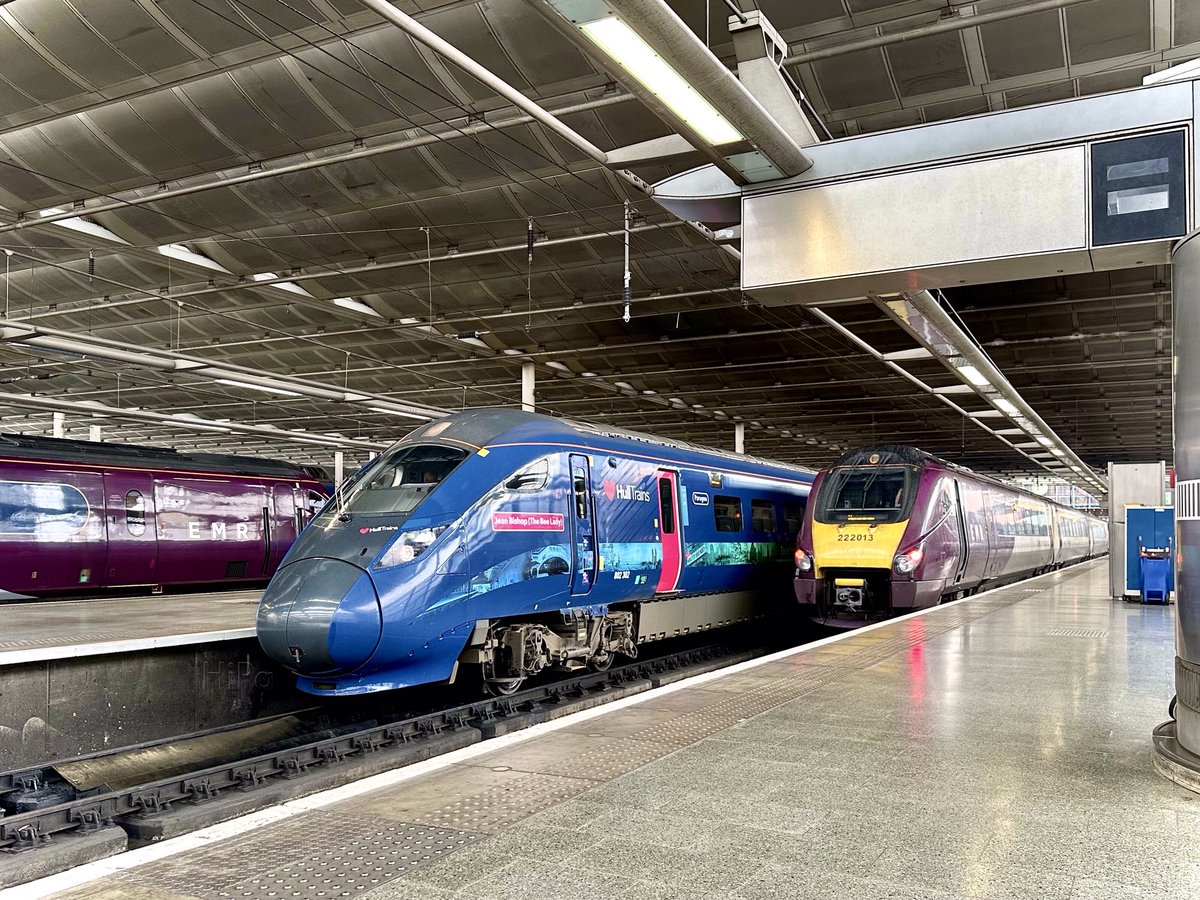 HiPa125's tweet image. Hitachi #Class802 Paragon 802302 ‘Jean Bishop (The Bee Lady)’ stands ready at P3 to work diverted Hull Trains 1H03 1230 London St Pancras International &amp;gt; Hull via Toton &amp;amp; Barrow Hill #MML