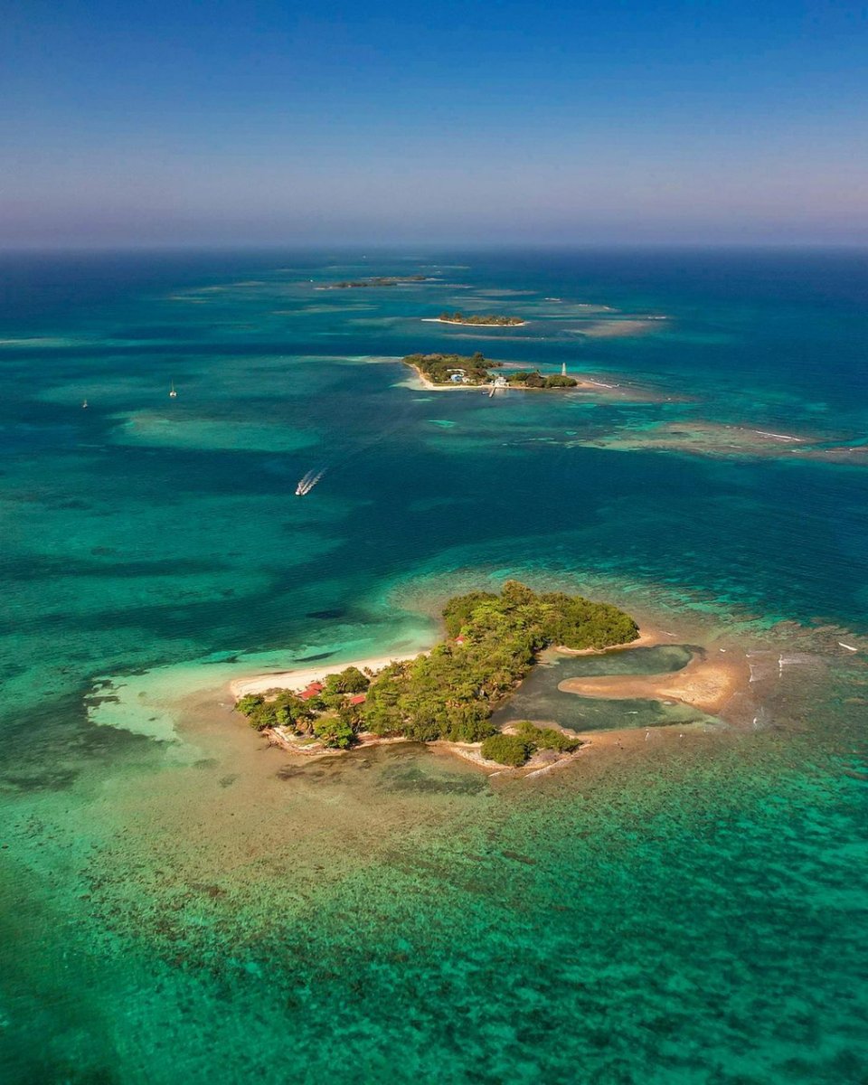 belizevacation's tweet photo. Enjoy a birds-eye view of paradise with this drone shot of Sapodilla Caye.🏝️#TravelBelize
📸: @tomhines23 https://t.co/d4ijHxE2cp
