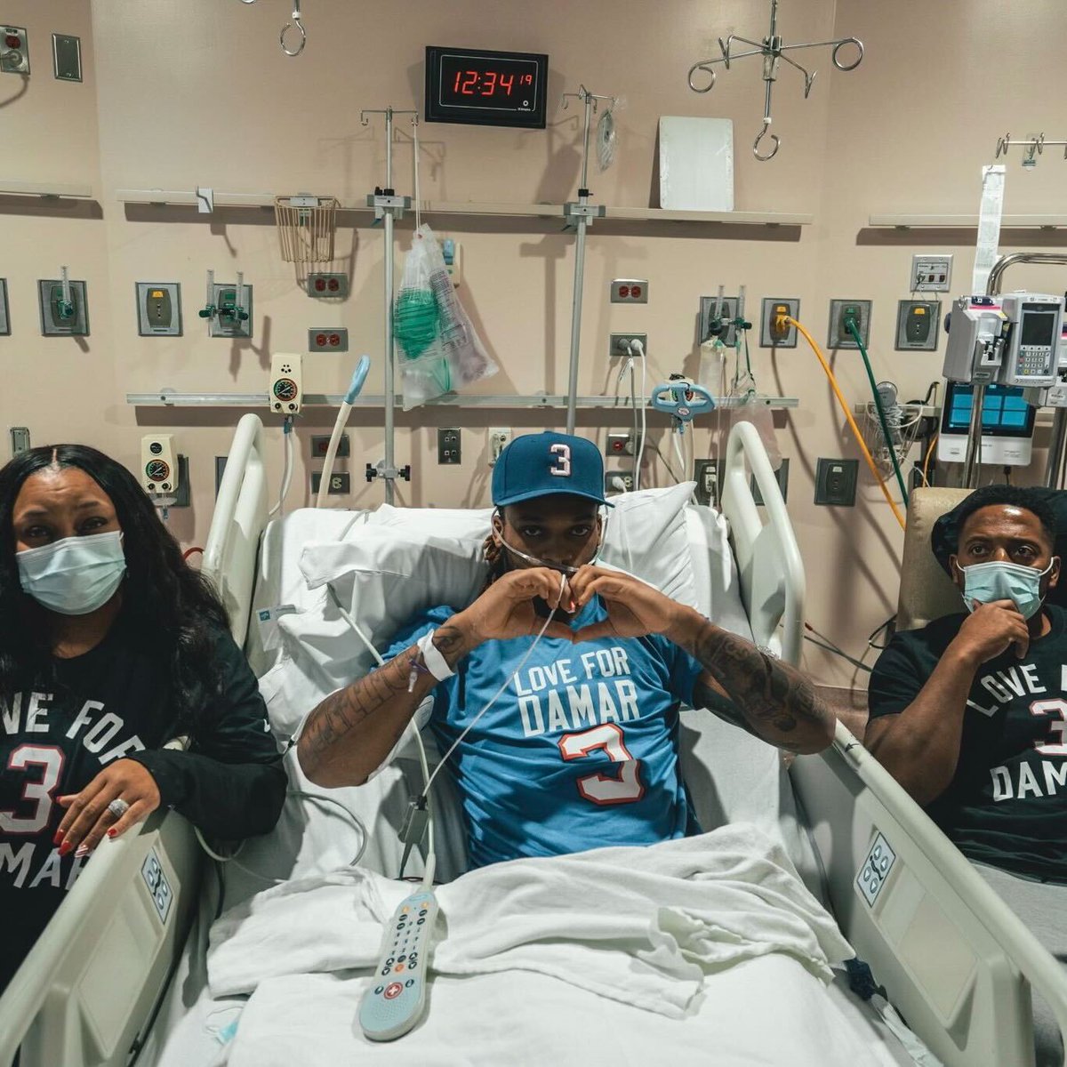 Damar Hamlin watching the Bills game from his hospital bed 🙏

(via <a href="/HamlinIsland/">𝐃𝐚𝐦𝐚𝐫 𝐇𝐚𝐦𝐥𝐢𝐧</a>)