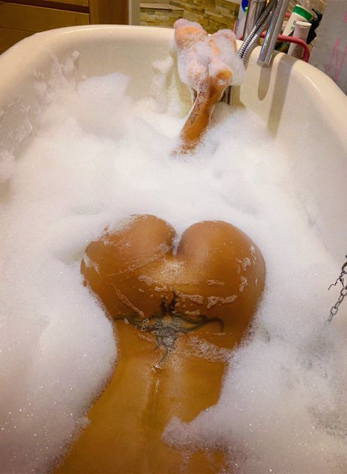 Des gros bisouxxx les coquins 💋💋💋  #RT si tu prendrais bien un bain avec moi 😜💦 #mym #onlyfans #swame<a href="/tag/rt"class="tags">#RT</a><a href="/tag/ebony"class="tags"><span>#ebony</span></a><a href="/tag/porn"class="tags"><span>#porn</span></a><a href="/tag/nude"class="tags"><span>#nude</span></a><a href="/tag/ass"class="tags"><span>#ass</span></a><a href="/tag/pussy"class="tags"><span>#pussy</span></a><a href="/tag/boobs"class="tags"><span>#boobs</span></a><a href="/tag/milf"class="tags"><span>#milf</span></a><a href="/tag/anal"class="tags"><span>#anal</span></a>