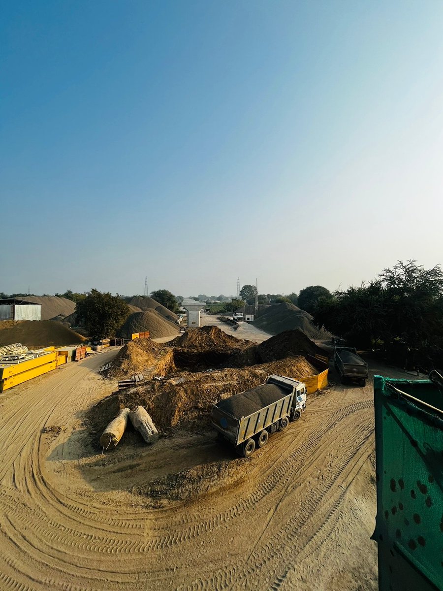 Explorer_Anurag's tweet photo. Work in full swing for the Bullet train project..! The Full Span Launching Method (FSLM) being used here is one of the most advanced in the world. 

Privileged to witness all the work first hand. Jai Hind! https://t.co/Iu4b6rf0Xh