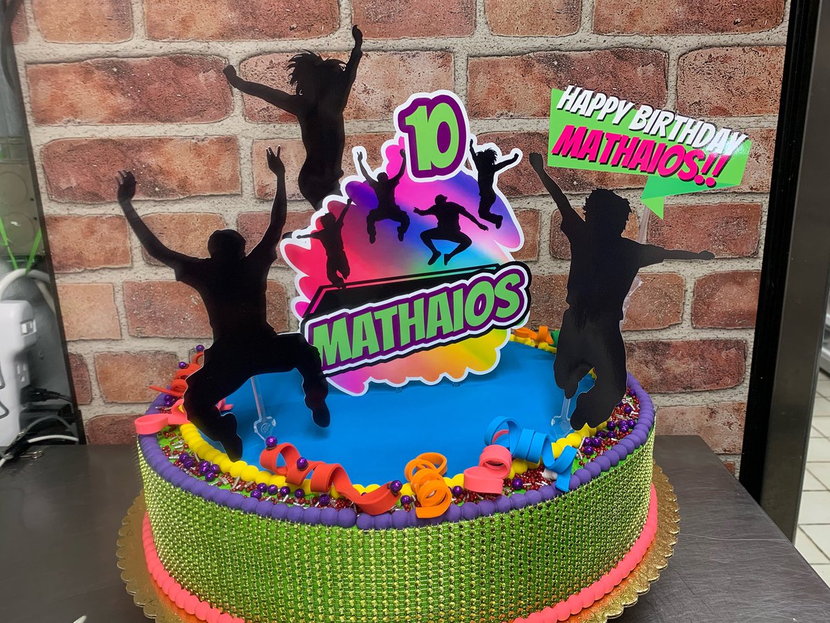 THEOFFICECAKE's tweet photo. #miamicake #miamitrampolineparty https://t.co/txmTT8geT9