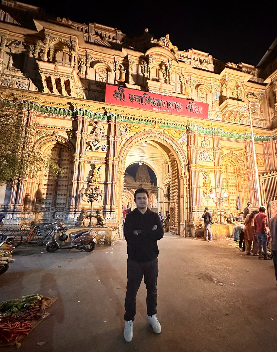 shubhankrmishra's tweet photo. गुजरात के अहमदाबाद में आज प्रसिद्ध स्वामी नारायण मंदिर में भगवान के दर्शन प्राप्त करने का सौभाग्य मिला। 

जानकारी के लिए बता दें कि 
- मेरे गृह ज���पद गोंडा में छपिया नामक स्थान पर भगवान का जन्म हुआ था। 
- दिल्ली का अक्षरधाम मंदिर भी उन्हीं भगवान का मंदिर है। #swaminarayan https://t.co/EnPUBbAimk
