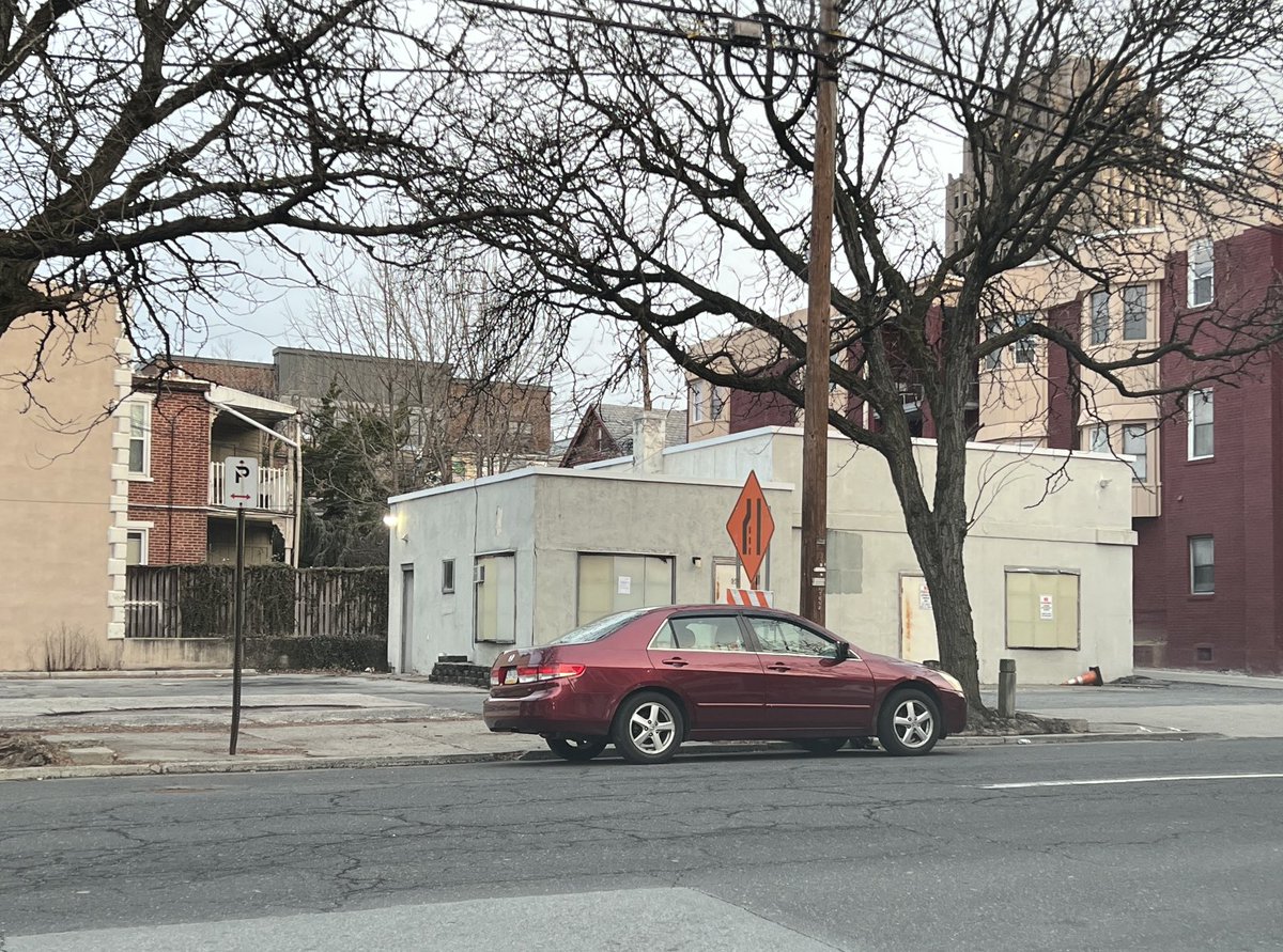HawkSMI's tweet photo. Don’t forget where you came from, while spending too much time thinking about where you are. Here’s part of my story. Lived 2nd story apartment with mom, dad, 2 sisters & I 2BR 1Bath. Pumped gas @ that white building as a preteen-my bother in laws #SinclairStation #Blessed
Hawk https://t.co/ae6fcApNz2