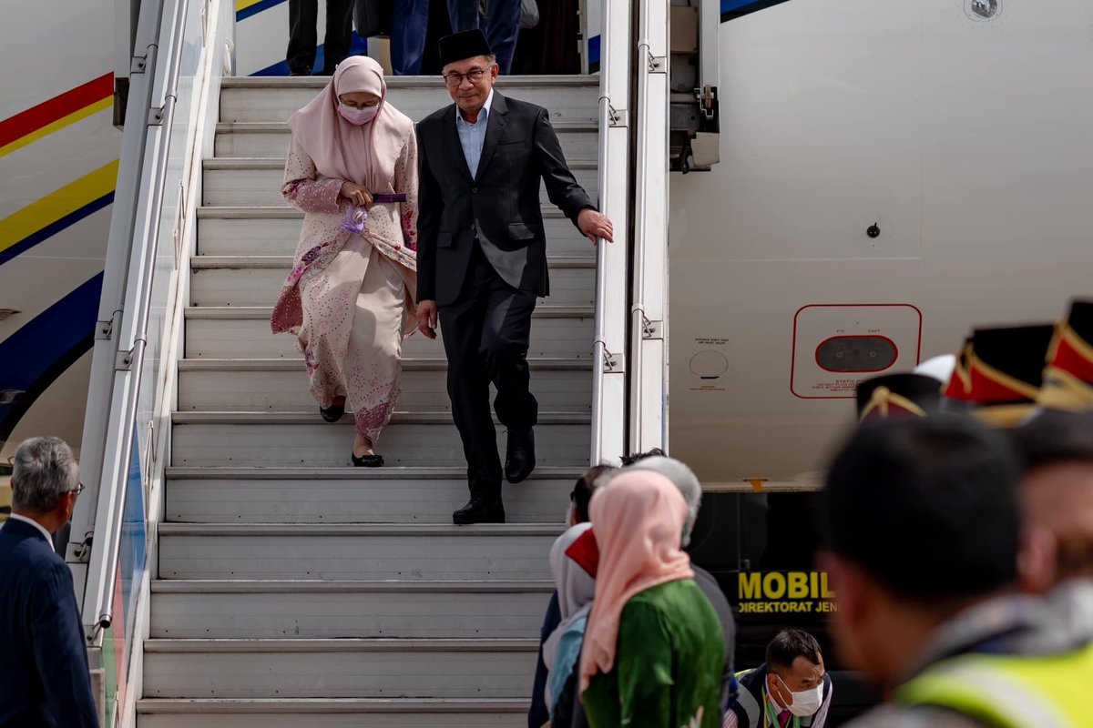 shafiqfhadly's tweet photo. Lebih elok on selected travel mcm short travel to Indonesia, PMX naik commercial airlines sbg langkah penjimatan. Lgpn boleh support our national carier. Naik private jet ni kos sekali jalan lebih tinggi dari penjimatan potongan gaji menteri. https://t.co/OxtVJVnAKY