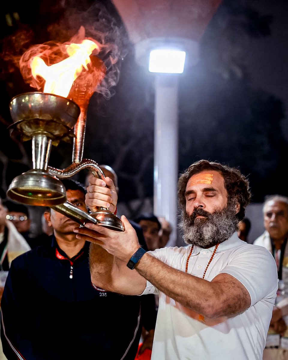 आज कुरुक्षेत्र में ब्रम्ह सरोवर की आरती का सौभाग्य मिला। भारत की प्रगति की कामना दिल में लेकर, कल्पना से परे इस मनोरम स्थल को मेरा नमन!