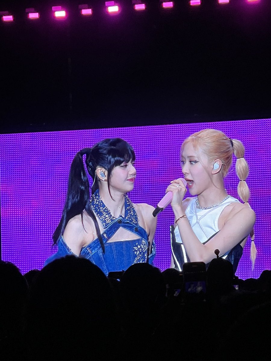 Amee_19's tweet photo. ใครจะต้านคู่นี้ไหว #BORNPINKinBANGKOK https://t.co/OOI9MCaX6i