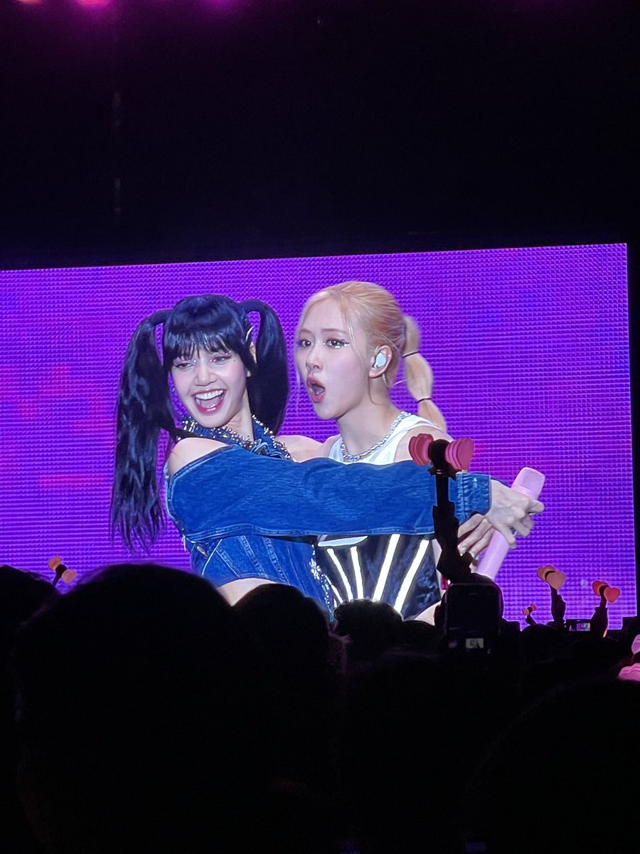Amee_19's tweet photo. ใครจะต้านคู่นี้ไหว #BORNPINKinBANGKOK https://t.co/OOI9MCaX6i