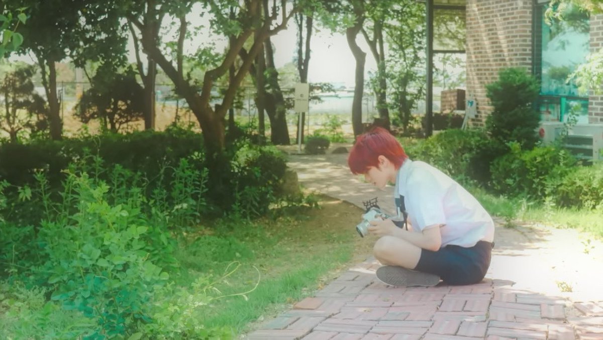 iwantthatrb's tweet photo. 교복입고 카메라 들고있던
초록색의 동의어같던 범규가 
그 짧은 사이에 정말 많이 컸음 .. https://t.co/JuWmlaUu7c