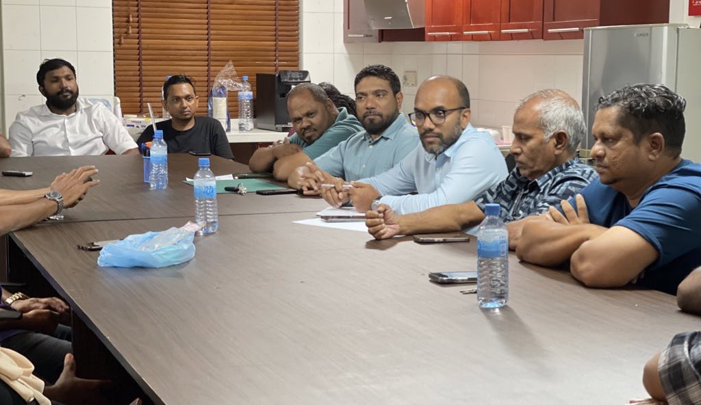 Ibu2023H's tweet photo. ގއ. ވިލިނގިލީ ދާއިރާގެ ކެމްޕޭން ޓީމު، ހުވަދޫ ކޯޑިނޭޓަރު މިނިސްޓަރު @iameeru ބައްދަލު ކުރައްވަނީ. ވިލިނގިލީ ދާއިރާ އޮތީ ގަދަކޮށް ރައީސް @ibusolih އެކު! 💛✌��
#Ibu2023 #MDPKuriah https://t.co/wMvyExHVfq