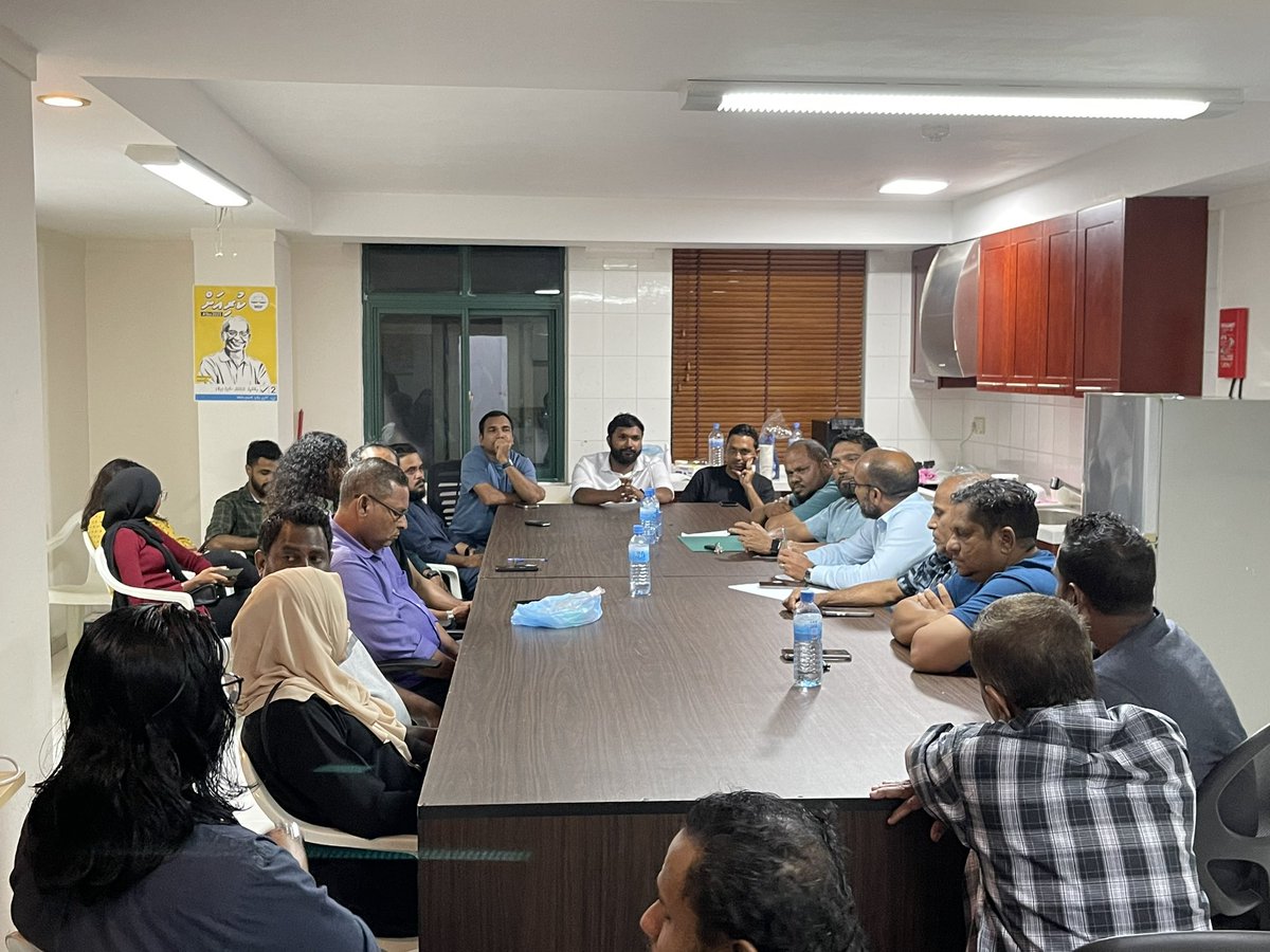 Ibu2023H's tweet photo. ގއ. ވިލިނގިލީ ދާއިރާގެ ކެމްޕޭން ޓީމު، ހުވަދޫ ކޯޑިނޭޓަރު މިނިސްޓަރު @iameeru ބައްދަލު ކުރައްވަނީ. ވިލިނގިލީ ދާއިރާ އޮތީ ގަދަކޮށް ރައީސް @ibusolih އެކު! 💛✌��
#Ibu2023 #MDPKuriah https://t.co/wMvyExHVfq