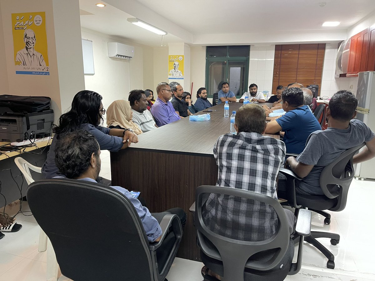 Ibu2023H's tweet photo. ގއ. ވިލިނގިލީ ދާއިރާގެ ކެމްޕޭން ޓީމު، ހުވަދޫ ކޯޑިނޭޓަރު މިނިސްޓަރު @iameeru ބައްދަލު ކުރައްވަނީ. ވިލިނގިލީ ދާއިރާ އޮތީ ގަދަކޮށް ރައީސް @ibusolih އެކު! 💛✌��
#Ibu2023 #MDPKuriah https://t.co/wMvyExHVfq