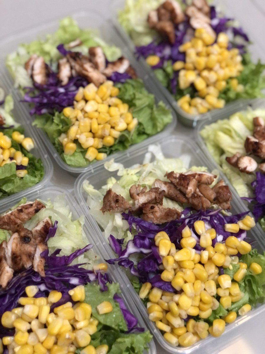 ndizndoz's tweet image. Modal 55k bisa buat 6 porsi, yuk bisa yuk dirutinin makan salad buat sarapan. 🫶

#SaladPrep