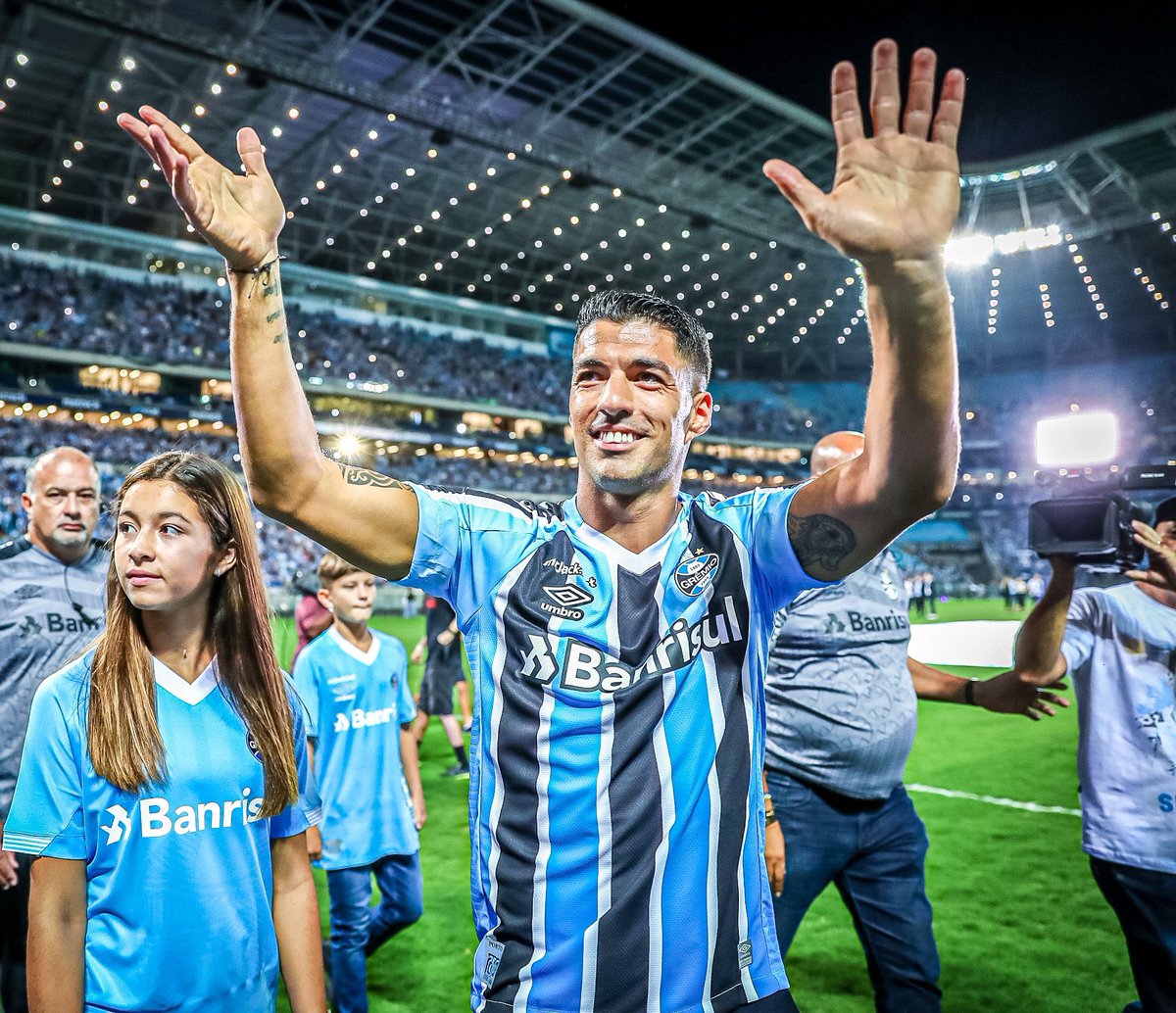 PasesUruguay's tweet photo. Luis Suárez ya batió un récord en Brasil: Gremio, en 8 días de Enero, vendió más camisetas que todo 2022, gracias a la llegada de Luis al equipo. UNA LOCURA https://t.co/NqxneORwb7
