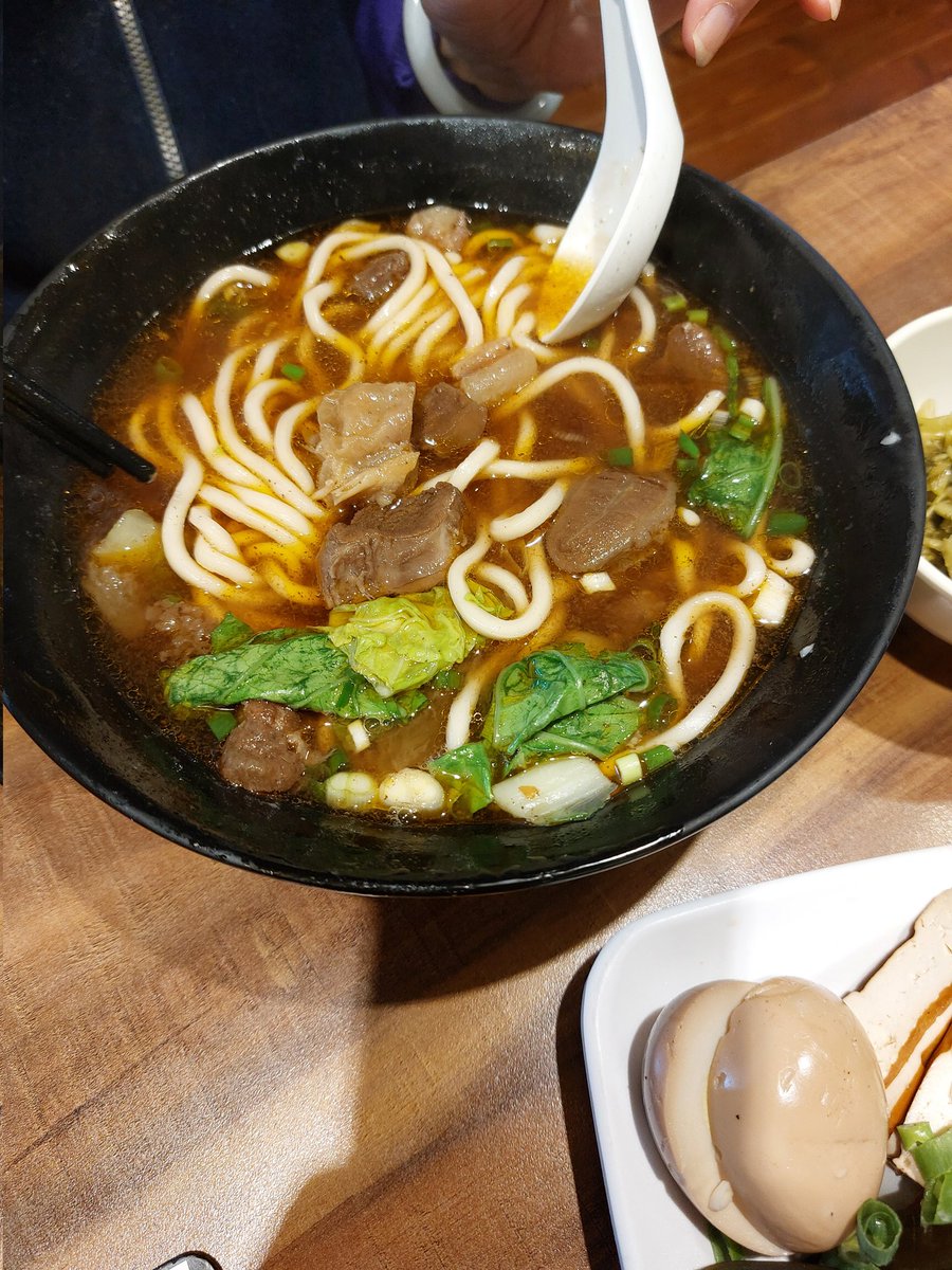 ShanPingChang's tweet photo. 蠻超值的牛肉麵館，加麵、加湯免費，店家自製的豆花與豆漿無限吃，還有飲料和咖啡。 https://t.co/S3UNxF1eht