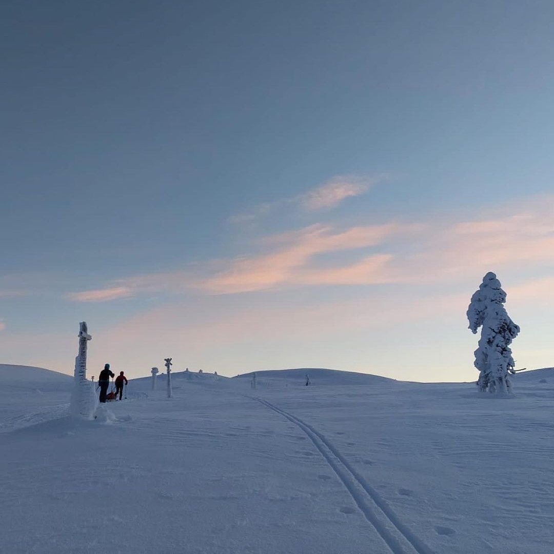 Pallas-Yllästunturi  ❤❄⛷🌞🇫🇮🇪🇺

Ensimmäinen pieni auringonnousu Pallas-Yllästunturin kansallispuisto onnellinen perhe Maailman puhtain ilma henkeäsalpaavista näkymistä lauantaina eilisen jälkeen.
#Muonio 

#Lapland 

 ❤❄⛷🌞🇫🇮🇪🇺