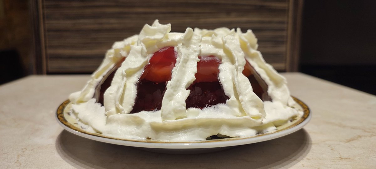 SP9DLM's tweet photo. A Sunday pleasure for the palate. Fruit jelly with pineapple and blueberries and cream. I did it myself. Definitely improves modulation when #dxing :) Gives you strength to press the PTT button! #hamradio #AmateurRadio #hamr #sbb #shortwaves #vhf #uhf #GHz #microwaves #swl https://t.co/z9SazRkpSG