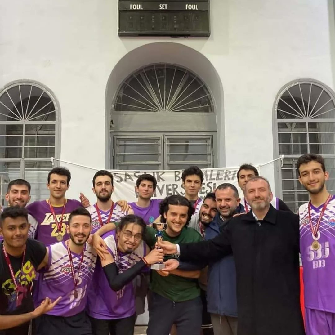 hamidiyeutf's tweet photo. Fakültemiz Basketbol Takımı, Selimiye külliyesinde 06.01.2023 Cuma günü gerçekleşen turnuvanın final maçında Hamidiye Diş Hekimliği Fakültesini 62-42’lik skorla şampiyon olarak kupa kazandı. 
Emek veren öğrencilerimiz ve takım sorumlusu Dr.Öğr.Üyesi Enes AKYÜZ'ü tebrik ediyoruz. https://t.co/LdyHOqQU16