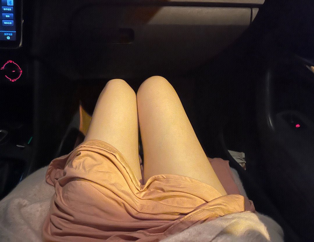 010xiaotao's tweet photo. 副驾驶当然只有美腿和美女啦 #副驾驶 #美腿 #美女 https://t.co/QbxR1IkMuS