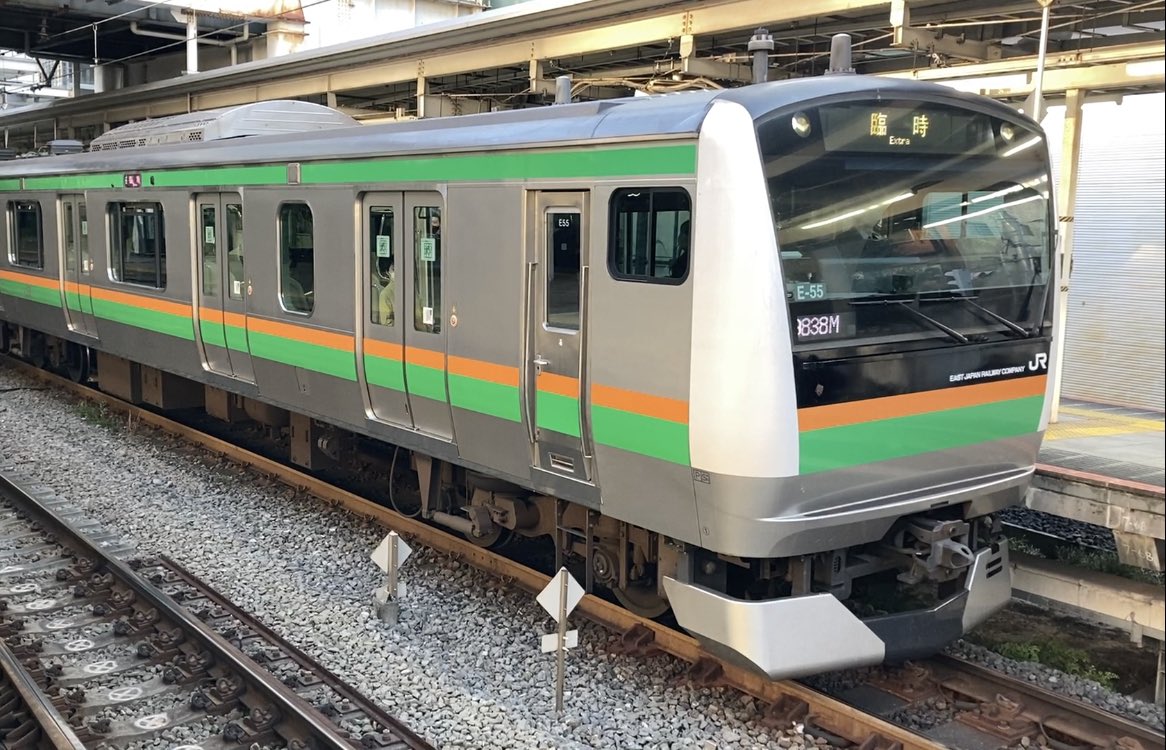 CfryerV's tweet photo. 山手線渋谷駅工事に伴い運行された臨時列車
グリーン車にも入れたのだけど丁度居合わせた女性の方に尋ねたら通路扱いとの事
座席に座っている人も居たけど通路扱い＝床に座る、と解釈すると流石に出来なかったw
女性の方とても詳しくて他にも色々教えて貰えた
ちゃんと感謝述べたかったな https://t.co/b8g0e1pR8r