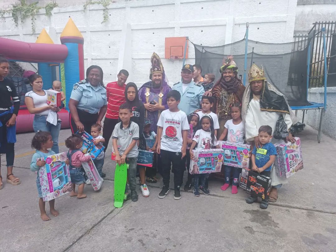 PoliciaMiranda1's tweet photo. (1/2)Este fin de semana continuamos llevando alegría a los más pequeños de la casa por lo que efectuamos una atención recreativa y cultural a los hijos e hijas de los privados de libertad que permanecen en las Salas de Retención Preventiva de la  #ComandanciaGeneral del #IAPEM https://t.co/QhaZrTkxZu