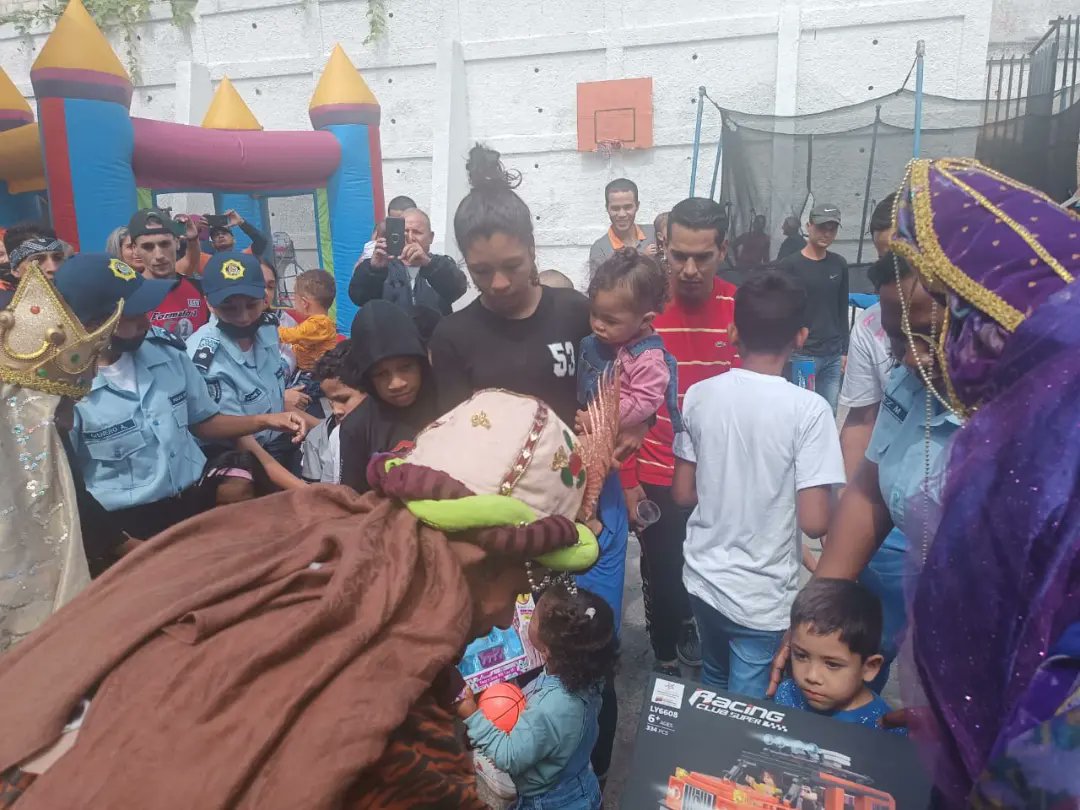 PoliciaMiranda1's tweet photo. (1/2)Este fin de semana continuamos llevando alegría a los más pequeños de la casa por lo que efectuamos una atención recreativa y cultural a los hijos e hijas de los privados de libertad que permanecen en las Salas de Retención Preventiva de la  #ComandanciaGeneral del #IAPEM https://t.co/QhaZrTkxZu