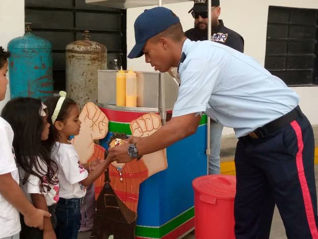 PoliciaMiranda1's tweet photo. (1/2)Este fin de semana continuamos llevando alegría a los más pequeños de la casa por lo que efectuamos una atención recreativa y cultural a los hijos e hijas de los privados de libertad que permanecen en las Salas de Retención Preventiva de la  #ComandanciaGeneral del #IAPEM https://t.co/QhaZrTkxZu