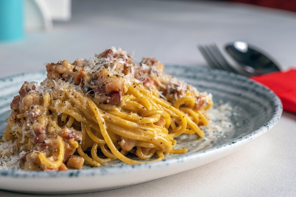 Yılların eğitmen aşçısı, BAU Mutfak Direktörü David Shipman ile aynı üniversitenin yöneticilerinden Doç. Dilistan Shipman’ın Galata'da açtıkları İtalyan lokantası Scarlatta, şaşırtıcı zenginlikte bir mutfak sunuyor.
Scarlatta, eminim epey konuşulacak…
(Fotoğraf: Enes Bayram)