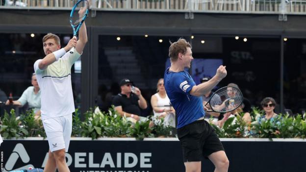 Parabéns aos duplistas campeões, o finlandês @harriheliovaara e o britânico Lloyd Glasspool que conquistaram o @atptour 250 de Adelaide, conquistando o primeiro título no ano e o terceiro titulo juntos na carreira.
#ATP #tennis #AdelaideTennis #HarriHeliovaara #LloydGlasspool