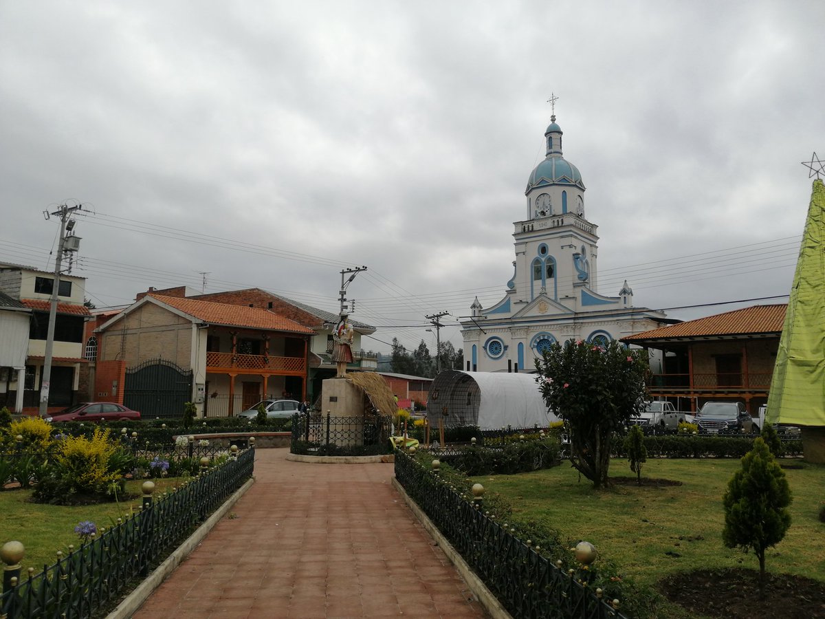 MarioVCastroQ's tweet photo. ¡Chiquintad siempre bella!
A esta comunidad le sobran los encantos, como su arquitectura, que siempre luce en su plaza central. Hoy compartimos la misa dominical y luego recorreremos diversos sectores para compartir nuestro plan. 
Por una #CiudadSegura #MarioCastroAlcalde https://t.co/9IORLWJZMW