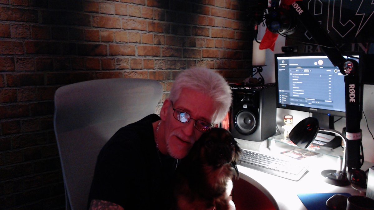 One of my best friends helping me with some programming this morning ! Mr. Cooper 🐾🐾💖 Radical Inspirational Show radicalonlineradio.com/shows/radical-…