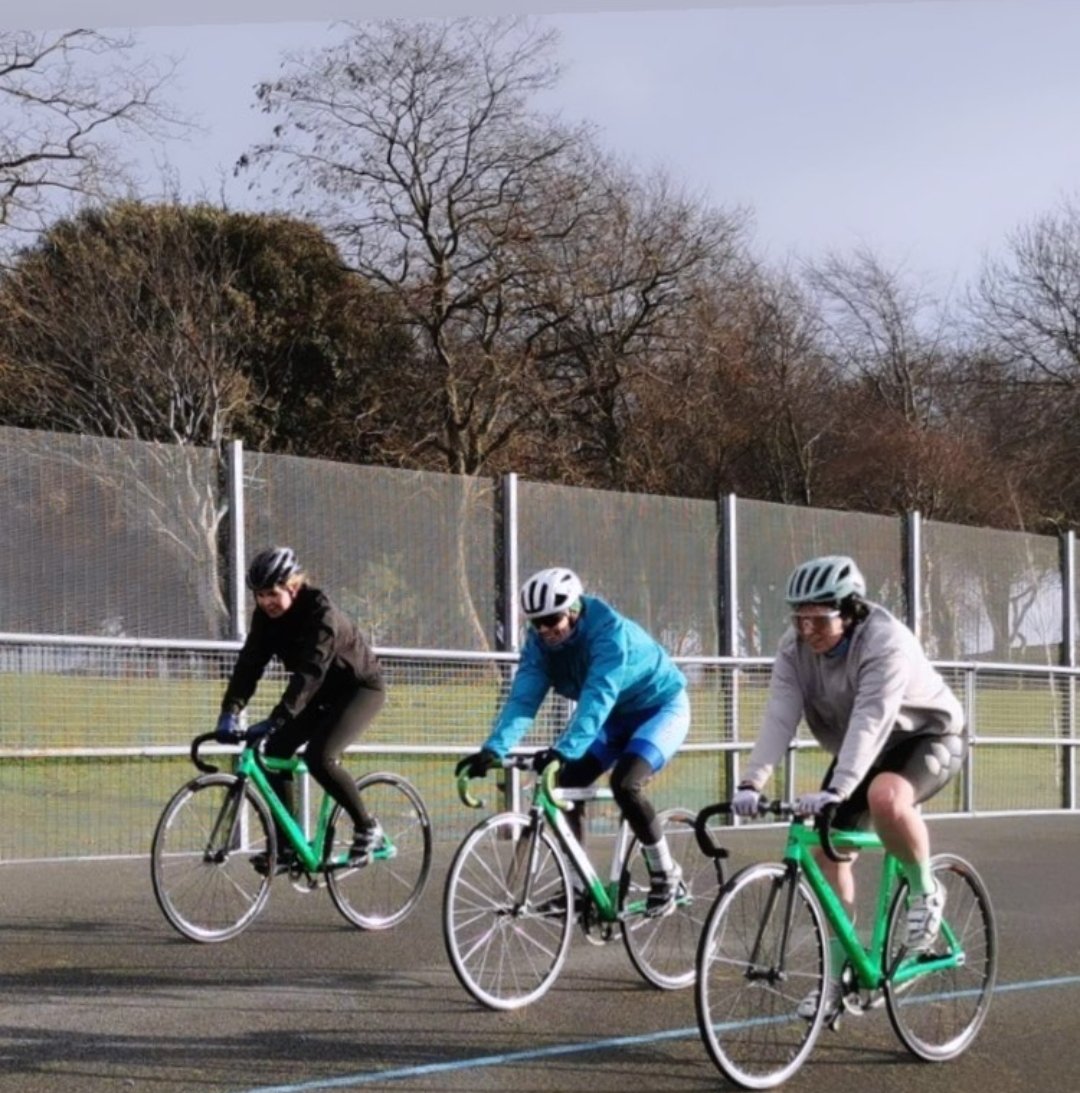 nessmul18's tweet photo. Great to back on the track in #Sundrive getting in the Winter miles for summer smiles 🥶🚴♀️🌞 https://t.co/9SNJvly6cB