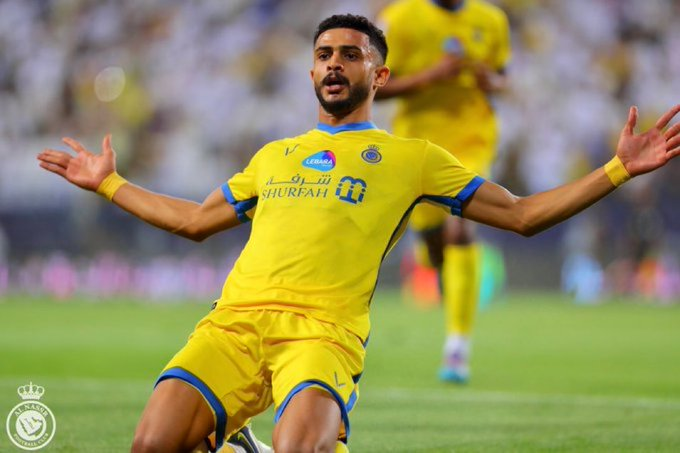 asza99's tweet photo. #جمهور_النصر_خلفك_يابو_ناصر 
عبدالإله العمري من المدافعين المميزين
عندما تراه تشعر بالإرتياح والإطمئنان
مدافع صلب وسريع يتفوق في ألعاب الهواء
إضافة لميزة تسجيل الأهداف برأسيته
وإن هبط مستواه يبقى الأفضل ! https://t.co/GKlFobARew
