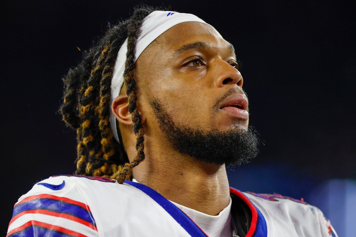 SBRReview's tweet photo. The Bills will reportedly pay Damar Hamlin's full salary for the remainder of the season. Hamlin – who is in  Year 2 of his 4-year, $3.64M rookie contract – has a standard split in his deal that agrees to pay him a lower rate if he lands on injured reserve. 👏 #ForDemar https://t.co/YXno8bnQOQ