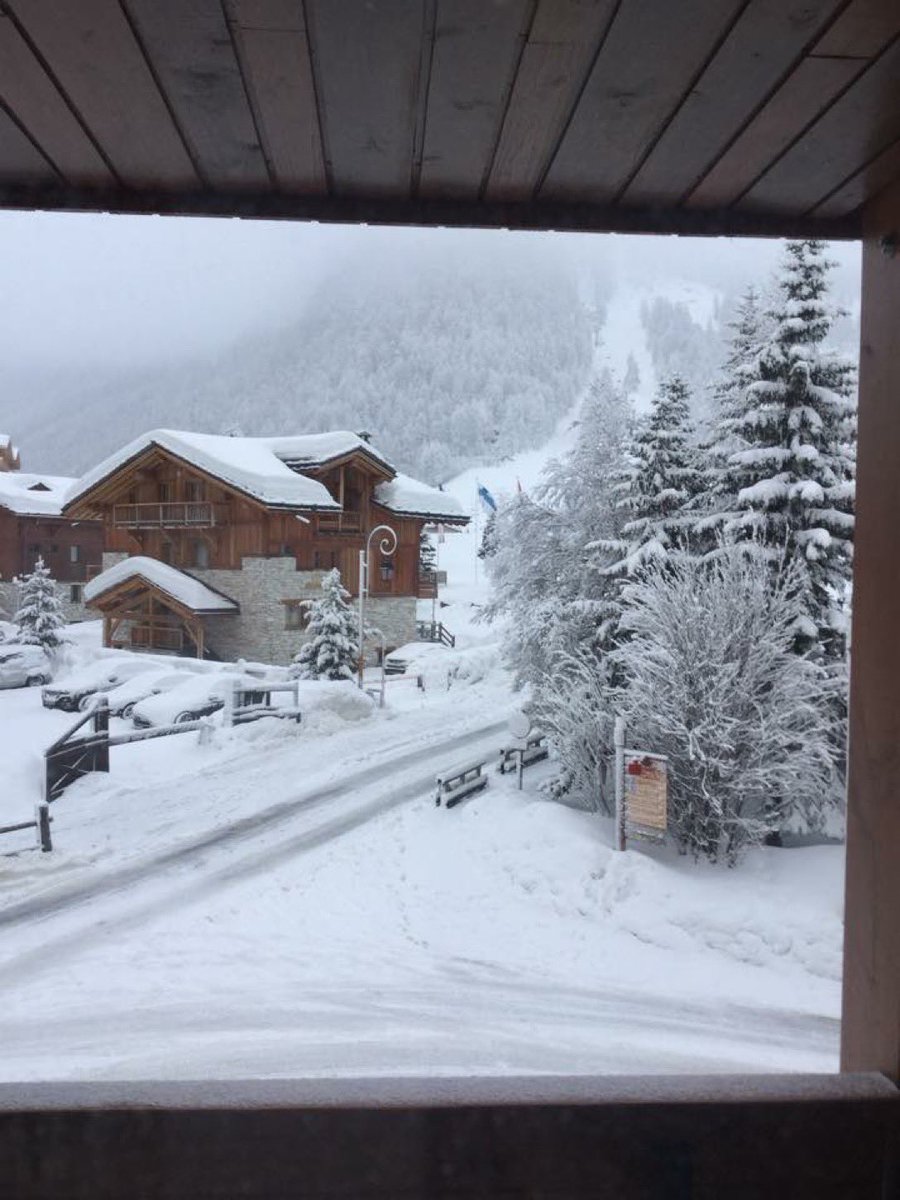 Val D’ Isère. Hogerop meldingen van een mooie 30 cm. De sneeuwval intensiveert vanavond en vannacht op de doorkomst van het koufront. #snow #wintersport 📷simplyvaldisere