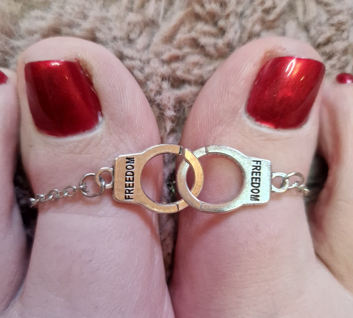 lickmybigfeet's tweet photo. Free my toes!
#bigtoe #bigtoes #toequeen #toeslovers #toe #toecuffs #renaissance #shinynails #longtoes #toeworship https://t.co/YAyCiXOH7Z