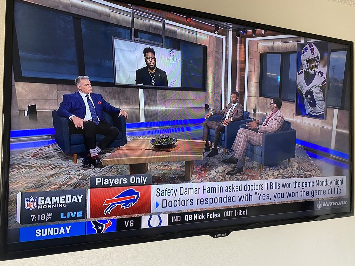 A common cause, a collective reason, a shared experience - all of these things strengthen relationships, teams, and even families. Team building doesn’t need to be complicated - it just needs to be real. “Love for Damar.” #love #lovefordamar #team #inspiring #gameday