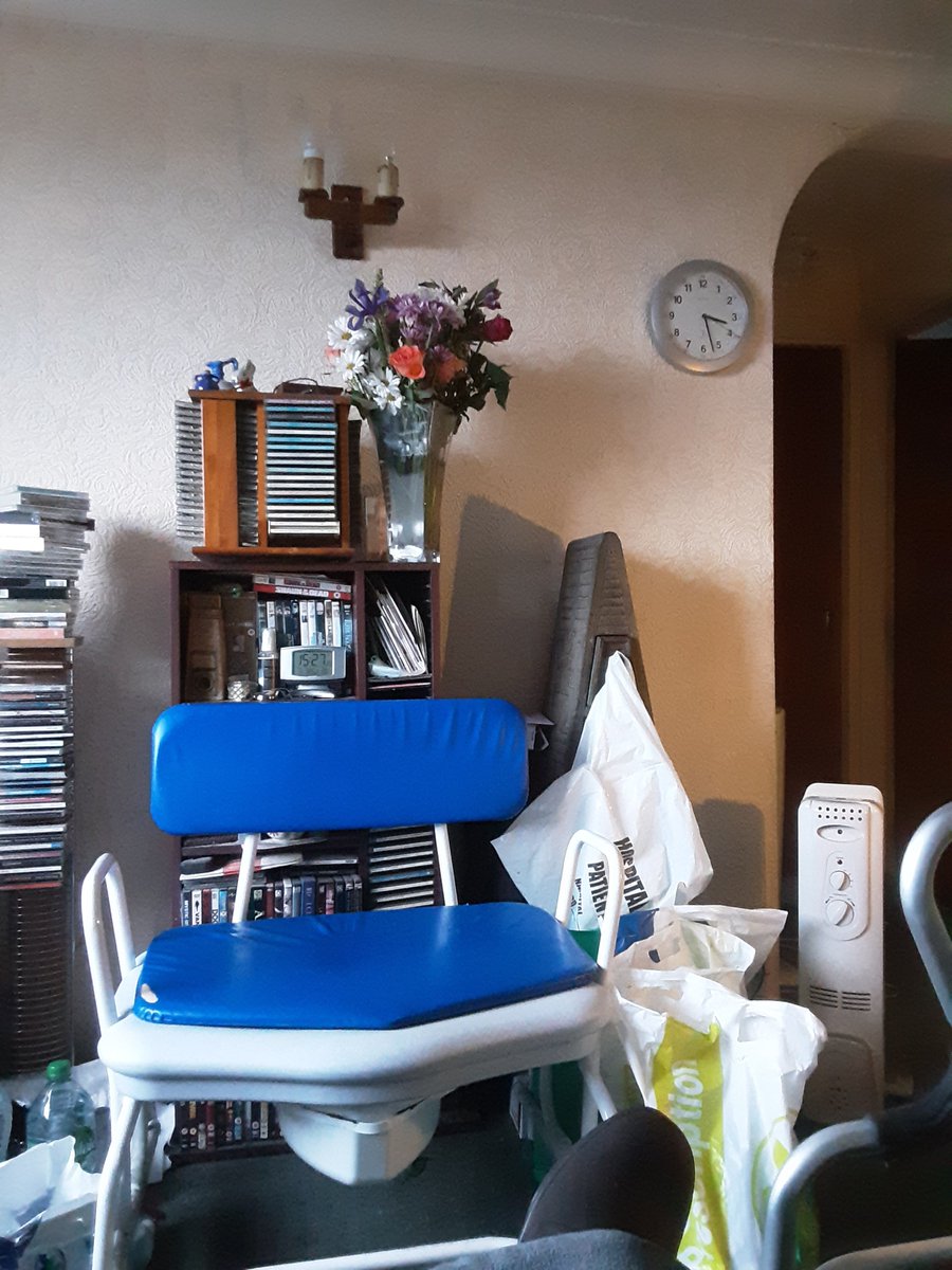WarphobblerKaz's tweet photo. Day 498 (479): Domingo por la tarde en casa de Kaz/Sunday afternoon at Kaz's place...

#COVIDLife #Stage4CKD #SeverelyIllAndDisabled #creativephotography #stilllife #flowers #clock #lounge #YnysMôn #KazAlexander #SA10.1 https://t.co/8EIzS5gdrI