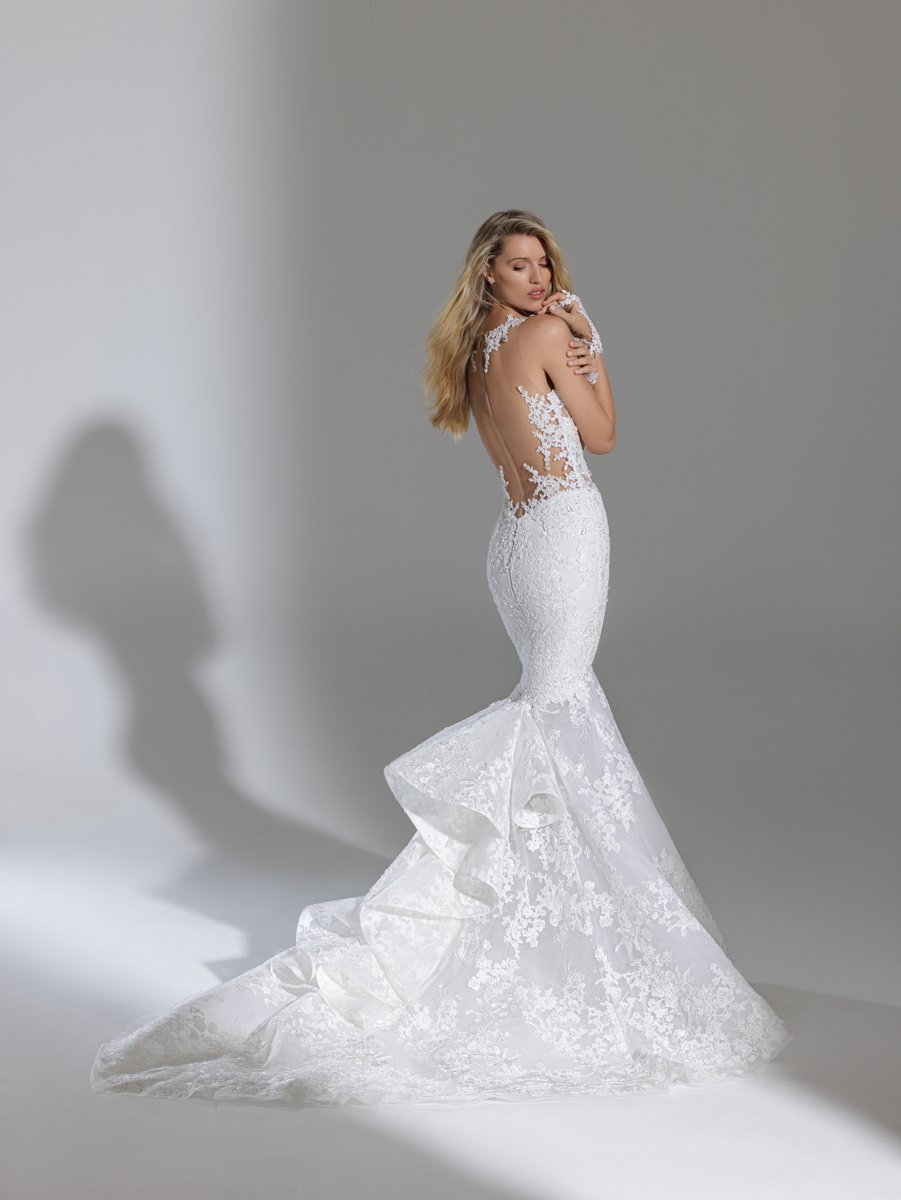 pninatornai's tweet photo. Gorgeous in the front, drama in the back! Would you say yes to #MariagesCollection Style 4957?
You can try on this gown and many more during my next trunk show @KleinfeldBridal from 1/26 - 2/5!
Book an appointment: https://t.co/LR5gaWUThW https://t.co/JmRTfFM5Ax