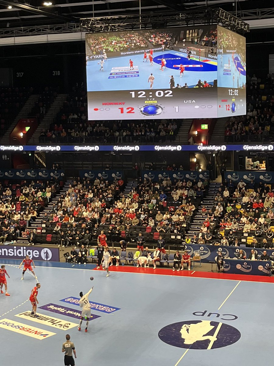 Er i Trondheim spektrum og ser Norge - USA. PÅ 12 min har Norge scoret 12 mål. Kan det bli 60 mål?