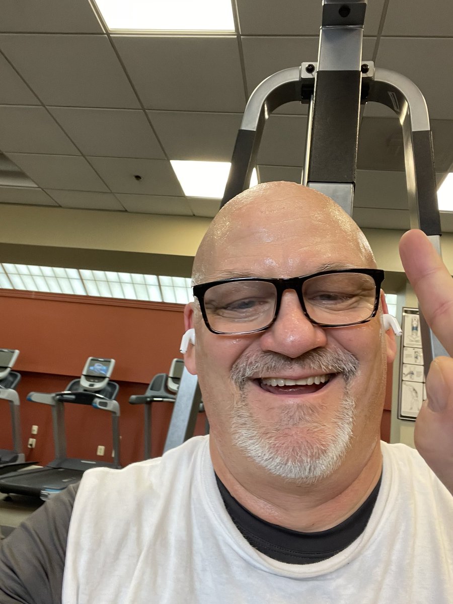 CoachFreier's tweet image. #RoadWork #Commit2Prepare MachineChestPress/UnderhandPullDown/MachineOverheadPress/InclineCurl/CablePushDown/DBSingleLegSquat/DBToeTouch/4x1miBike/4x20MedBallTwists In the end, it’s really only hard if you DON’T do it!