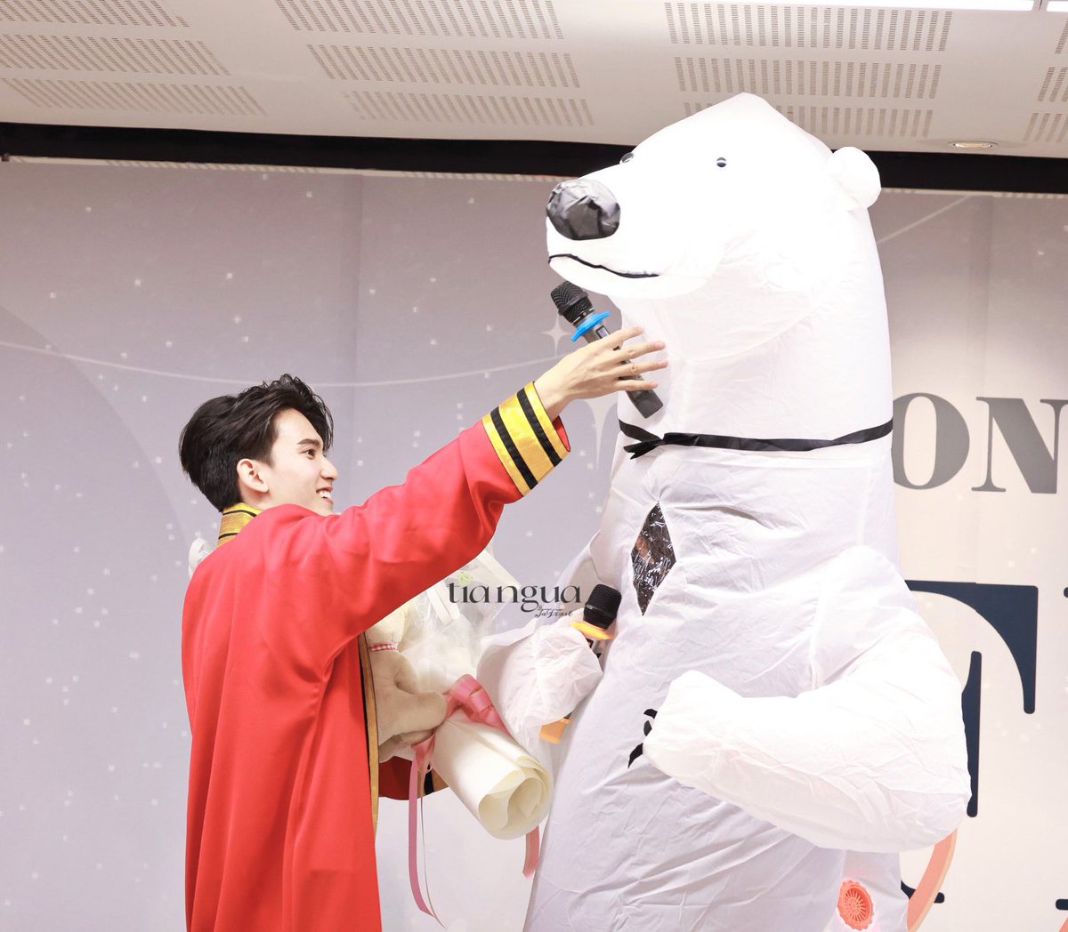 gugamoraesdon's tweet image. O Ja simplesmente foi com uma fantasia de urso na formatura do Fist, eu amo tanto esses dois 😍

O First todo preocupado abanando ele no final do vídeo, que fofura 😍

 #FirstfhGraduationDay