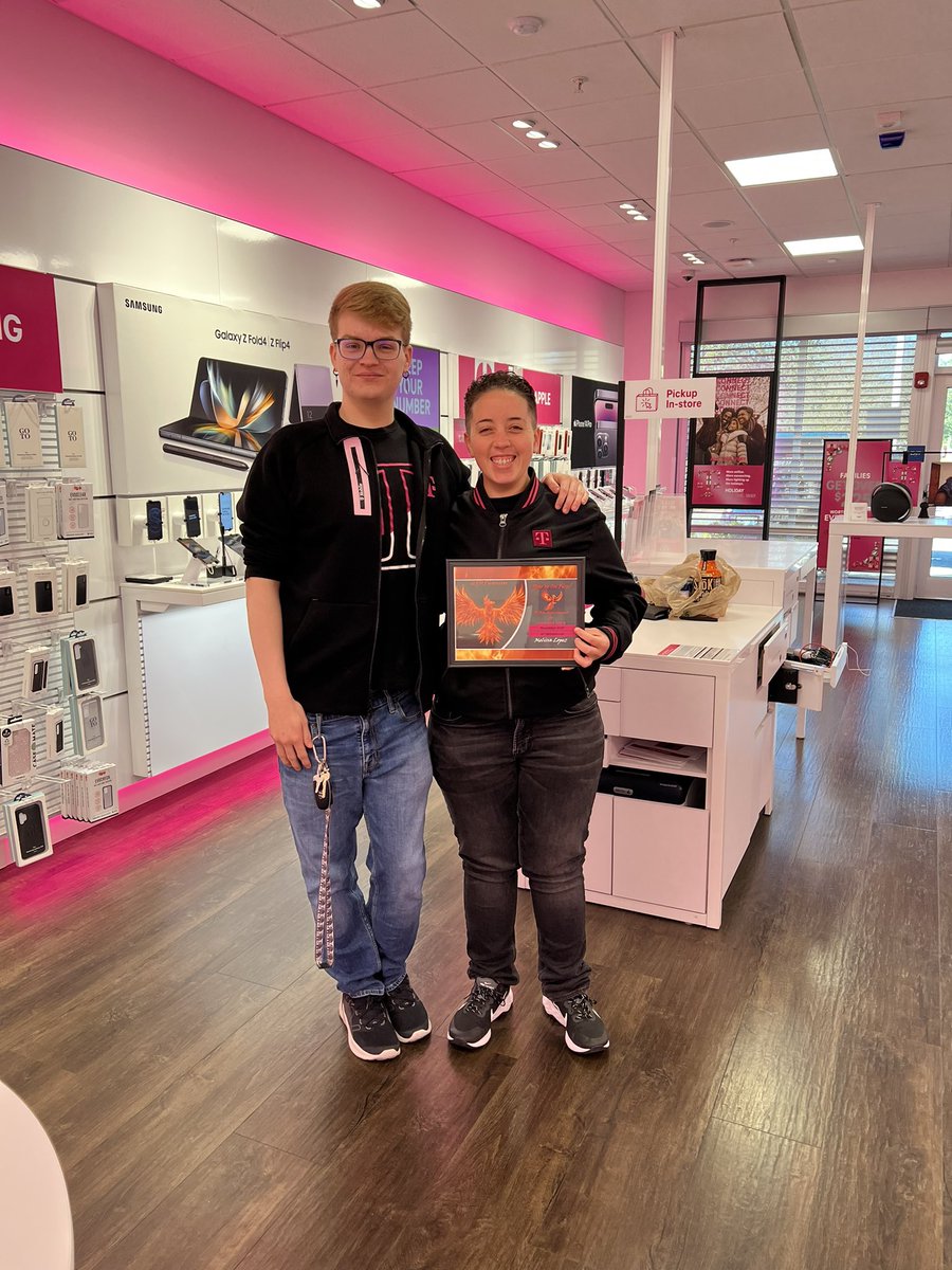 ChrisMears890's tweet photo. Sunday Store Meeting Success 💖 Special guest for TFB Justin showing the team some 💖 https://t.co/zYlUaejAQl