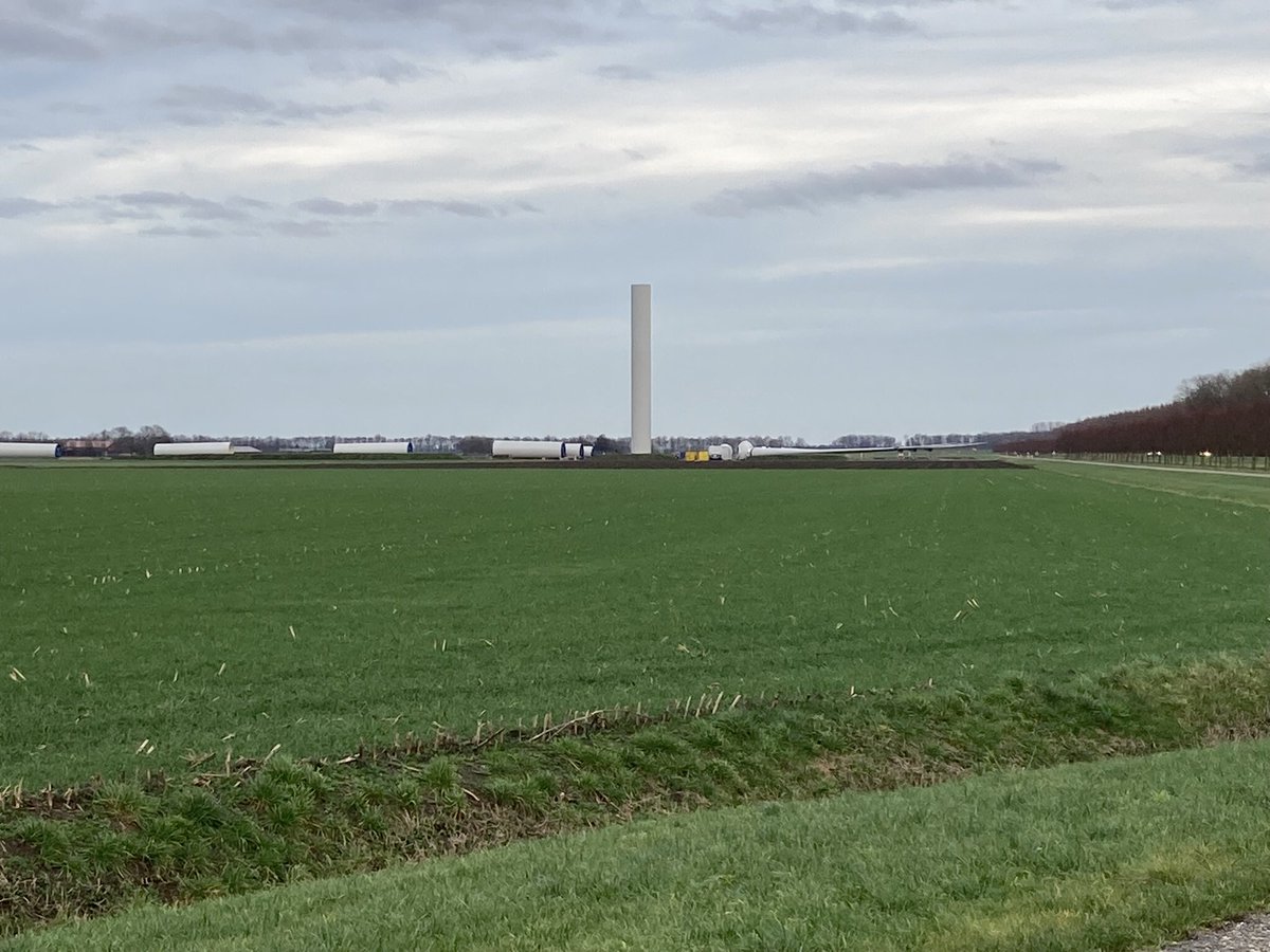 DvRaalten's tweet photo. Indrukwekkend om van dichtbij te zien: hele serie windmolens ligt in onderdelen klaar om geplaatst te worden, onderweg naar #Dronten, als onderdeel van #windplan Groen. Wat een gigantische wieken!
#energietransitie #windenergie #Flevoland https://t.co/xlRjH3plKS