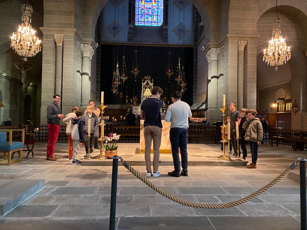 cathedraledupuy's tweet image. Ce samedi, les servants d'autel se sont réunis pour préparer leur service autour de l'autel avant d'aller partager la galette. Merci à eux et à Laure et Alain.
#Epiphanie #Servant #Autel #Liturgie #Catholique
#Epiphany #Liturgy #Catholic #catholicTwitter @DioceseduPuy