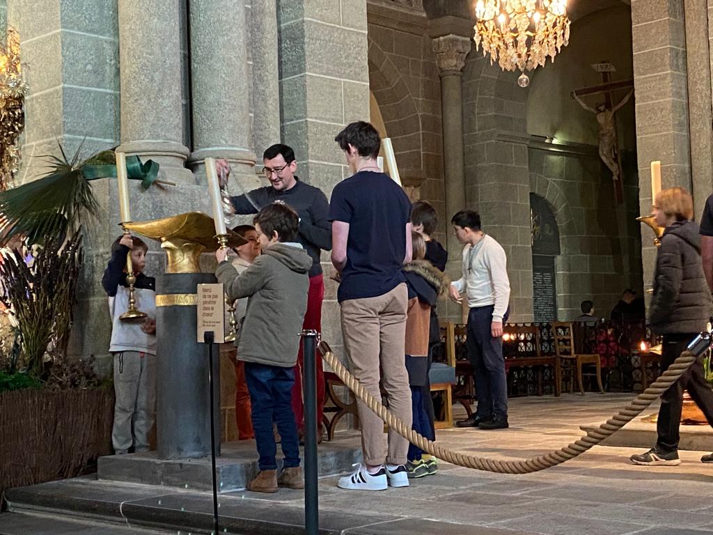 cathedraledupuy's tweet image. Ce samedi, les servants d'autel se sont réunis pour préparer leur service autour de l'autel avant d'aller partager la galette. Merci à eux et à Laure et Alain.
#Epiphanie #Servant #Autel #Liturgie #Catholique
#Epiphany #Liturgy #Catholic #catholicTwitter @DioceseduPuy